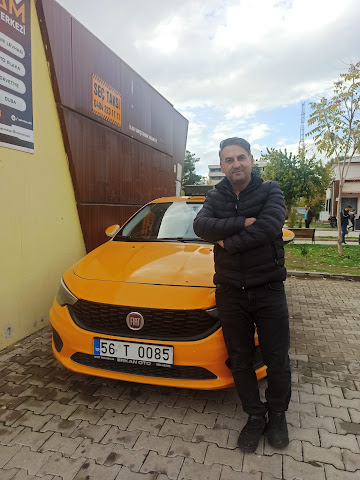 Şoför aracının yanında