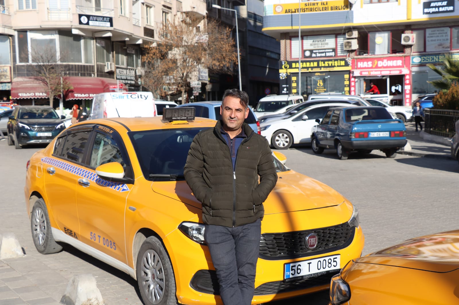 Siirt Meydan Taksi şoförü aracının önünde
